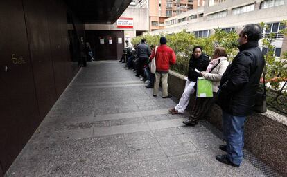 Imagen de cola a la entrada de una oficina de empleo.