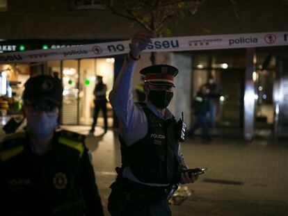 Los Mossos y la Guardia Urbana, en el lugar donde fue tiroteado un 'sin techo' en Barcelona.