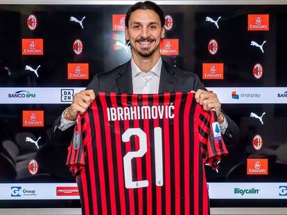 Ibrahimovic posa con la camiseta del Milan.