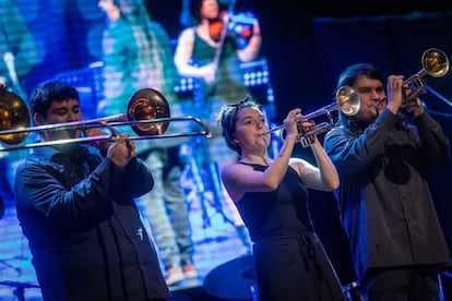 In the center, Valentina Basoalto, one of the trumpeters of La Pintana Big Band.