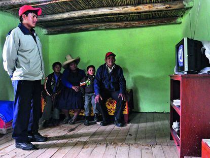 Una familia de Cajamarca (Perú) viendo la televisión en su casa.