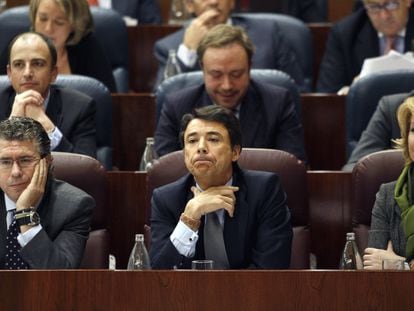 Desde la izquierda: Francisco Granados, Ignacio González y Esperanza Aguirre, en la Asamblea de Madrid en 2009.