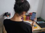 Lucía Reguero se conecta a las clases online por la tarde y a través de un móvil, en su casa en San Sebastián de los Reyes.