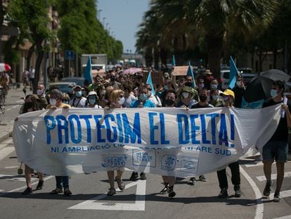Un momento de la manifestación este sábado en El Prat en contra de la ampliación del aeropuerto.