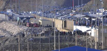 Los inmigrantes ante la frontera de El Tarajal el d&iacute;a de la tragedia. 