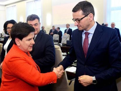 Beata Szydlo (izquierda), la primera ministra saliente, junto a Mateusz Morawiecki, ministro de Finanzas y nuevo jefe de Gobierno, esta semana en Varsovia.  
