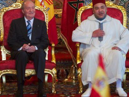 El rey de Marruecos, Mohamed VI, recibe a Juan Carlos I.