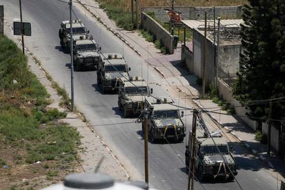 Un convoy de vehículos del ejército durante una redada militar israelí en el campo de refugiados de Jenin.