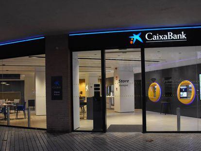 CaixaBank inicia el cierre de más de 800 oficinas tras la fusión