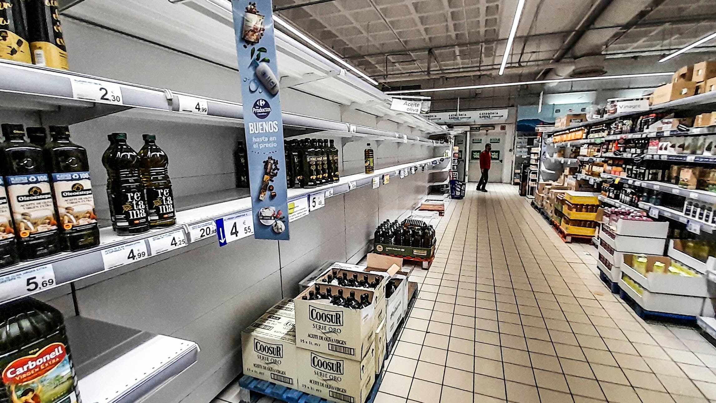 Desabastecimiento de aceite en un supermercado en Madrid, este viernes.