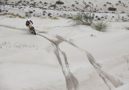 El estadounidense Kurt Casseli compite con su KTM, en el desierto.
