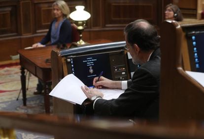 El presidente del Ejecutivo, Mariano Rajoy , toma notas durante la intervención de Ábalos en el Congreso.