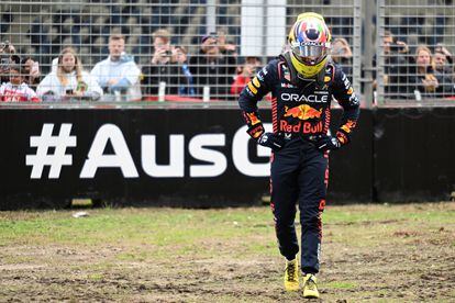 Checo Pérez, piloto de Red Bull, se lamenta tras el Gran Premio de Australia.