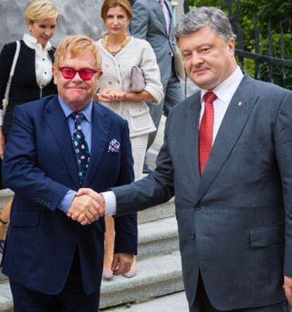 Petró Poroshenko saluda al cantante y activista progay Elton John el pasado día 12 en Kiev.