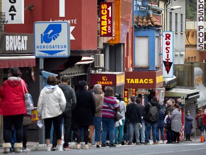 Colas de ciudadanos franceses en La Jonquera para comprar tabaco.