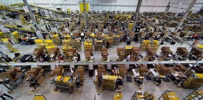 Imagen de uno de los centros de distribuición de Amazon en Francia.