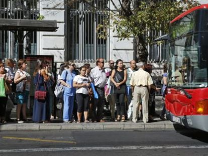 Fila en una parada de autobús en Valencia.