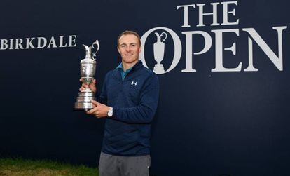 Spieth con el trofeo de ganador.