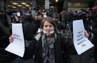 Simpatizantes de Wikileaks protestan ayer ante el juzgado de Londres que decidió el ingreso en prisión de Assange.