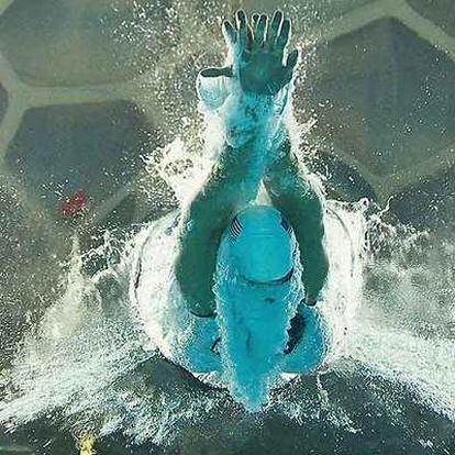 Michael Phelps muestra su poder en el momento de zambullirse en el agua en la prueba de los 400 metros estilos.