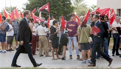 Sindicalistas a la puerta de los juzgados de Castell&oacute;n.