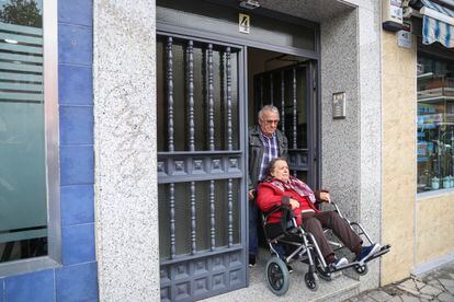 Inocenta Peláez and Lorenzo, leaving their door last Wednesday. 