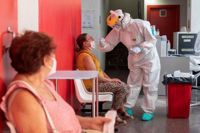 Una enfermera del 062 hace una prueba PCR a una mujer este martes, en el centro de salud del barrio de San Diego de Lorca, Murcia.