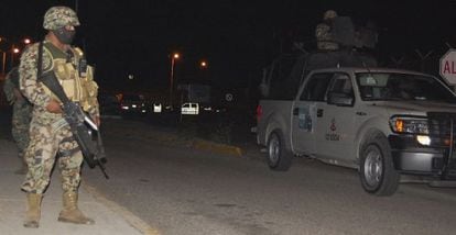 Militares vigilan el acceso a la prisión de Altamira, en el norte de México.