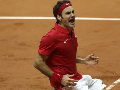 Federer celebra el punto decisivo en la Copa Davis. 