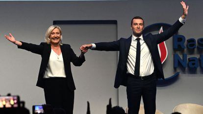 Jordan Bardella, junto a Marine Le Pen, en el congreso del Reagrupamiento Nacional en el que ha sido elegido presidente del partido este sábado.