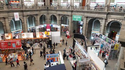 Lectores en la Edición 44 de la Feria Internacional del Libro en el Palacio de Minería, en Ciudad de México.