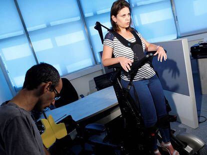 Una empleada prueba la silla de ruedas vertical.
