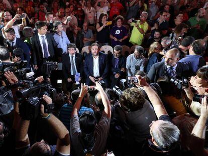 Puigdemont, Forcadell, y Junqueras en el acto de ayer, de apertura de la campaña. En vídeo, la reacción de Íñigo Méndez de Vigo, portavoz del Gobierno.