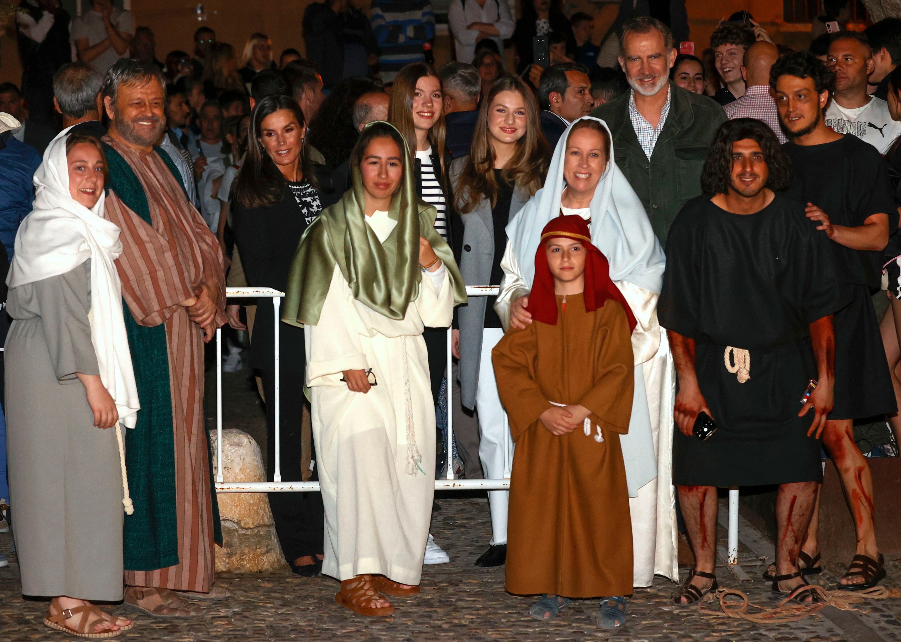 Los Reyes y sus hijas posando con algunos de los actores de la representación en Chinchón.