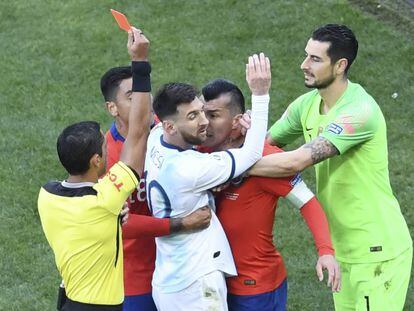 Messi y Medel expulsados en el Argentina-Chile.