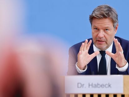 Robert Habeck, ministro alemán de Economía y Clima, presentando en rueda de prensa este miércoles por la tarde en Berlín las previsiones económicas de otoño de su Gobierno.