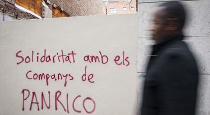 Pintada en solidaridad con los trabajadores de Panrico en el pasaje de Flaugier, en Barcelona