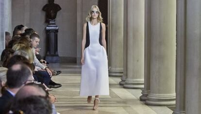 Diseño de Carolina Herrera durante su desfile en la Semana de la Moda de Nueva York.