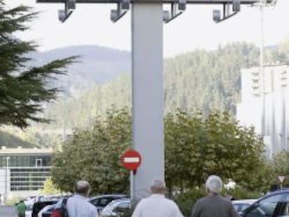 Varias personas caminan junto a la factor&iacute;a de la empresa Fagor en la localidad guipuzcoana de Mondrag&oacute;n.