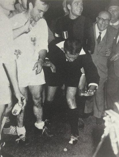 El árbitro del Bolonia-Anderlecht de 1964 lanza una moneda para deshacer el empate.