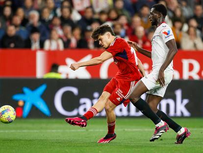 Abde dispara ante Nianzou para hacer el 2-3, el gol del triunfo de Osasuna ante el Sevilla.