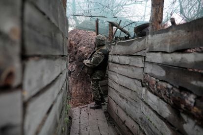 Un soldado ucranio en la línea del frente cerca de la ciudad de Marinka, en la región de Donetsk, este martes.
