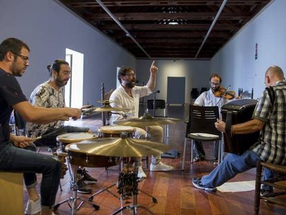 José Valencia (centro) y a su derecha Juan Requena, en un momento del ensayo de 'Bashavel'. 