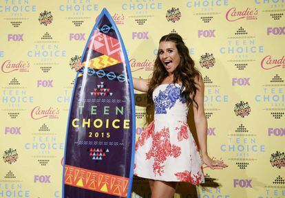 La actriz Lea Michele posa con su tabla de surf tras ser premiada como mejor actriz de comedia por su papel en la popular serie 'Glee'.