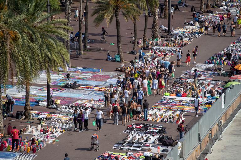 Manteros en el paseo de Juan de Borbón (Juan de Borbó) de Barcelona, en 2019.
