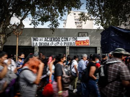 Manifestantes protestan contra el acuerdo entre Argentina y el FMI, el 17 de marzo de 2022.