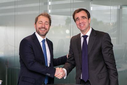 Gilles Badot, director de Operaciones del BEI para España y Portugal,  e Ignacio Castejón, director financiero de Aena.