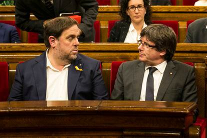 Carles Puigdemont y Oriol Junqueras en el pleno sobre la aplicación del articulo 155 en el Parlament de Cataluña.