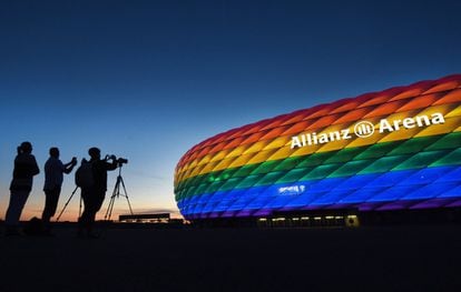 
La UEFA rechaza iluminar con la bandera LGTB el estadio Allianz Arena durante el encuentro Alemania-Hungría, que se celebrará este miércoles. La organización considera que esto sería una manifestación política, ya que Hungría, donde las personas del mismo sexo no pueden contraer matrimonio, aprobó la semana pasada una normativa que prohíbe hablar de homosexualidad en las escuelas.