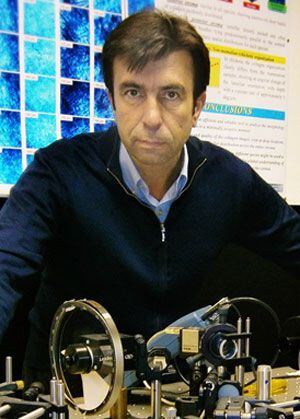 Pablo Artal en el Laboratorio de Óptica de la Universidad de Murcia.